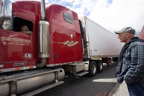 After flip-flopping, Ottawa says truckers need to get vaccinated