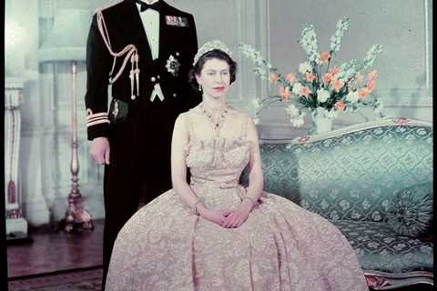 Royal crown slips off as Elizabeth prepares to celebrate 70 years as Queen |  The mighty 790 KFGO