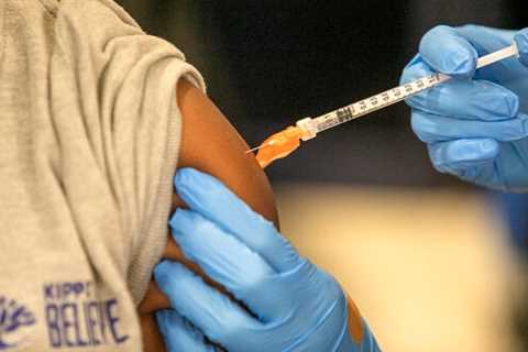 US vaccination campaign bottoms out as omicron wanes