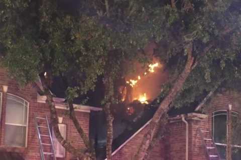 Houston, Texas fire: Lightning blamed for destroying 2-story home