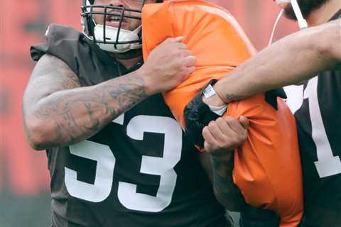 Nick Harris, Center der Cleveland Browns, wird wahrscheinlich am Ende der Saison operiert werden..