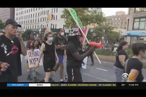 Rally against officer in violent arrest in Harlem