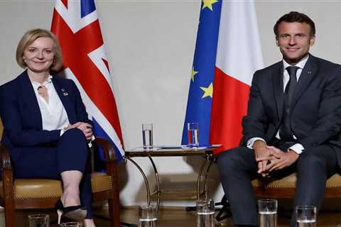 Britain and France agree to tackle small boats crisis and crackdown on ‘criminal gangs trafficking..