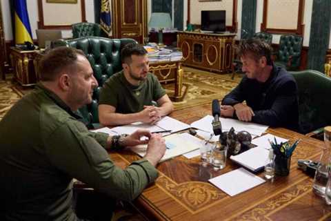 Sean Penn visits Zelenskyy in Ukraine and lends him an Oscar