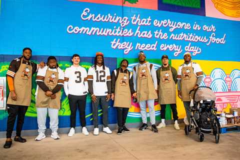 Browns help the Greater Cleveland Food Bank prepare for the holiday season through volunteer work