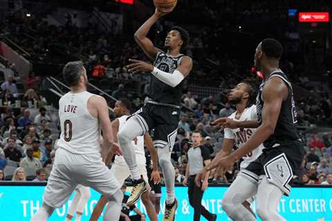 NBA Roundup: Spurs fall down in dying seconds, Cavs shock