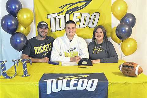 Sam Smith of Wauseon signs with Toledo for football