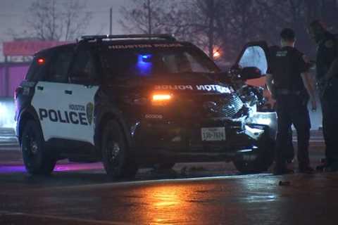 Houston police officer hits and kills pedestrian on I-10 East Freeway near Wayside, investigators..