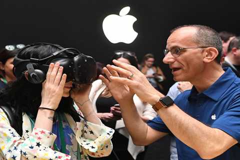 Apple's upcoming headset will reportedly include auto-adjusting lenses and a dial to switch from VR ..