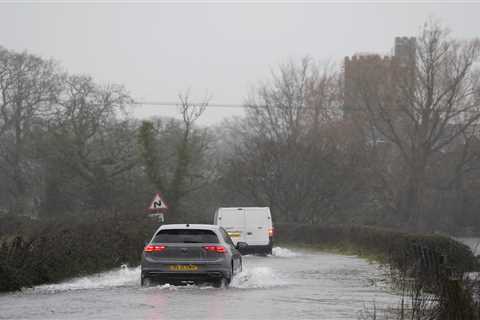 UK weather – Brits to be battered by THREE DAYS of stormy weather with flood warnings in force