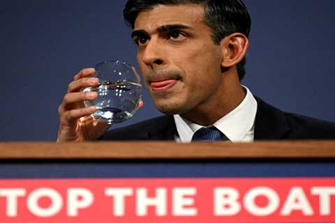 Rishi Sunak slams ‘lefty lawyer’ Keir Starmer for opposing migration plan & says Labour leader..