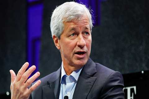 Jamie Dimon says the banking chaos won't spark a 2008-style financial crisis - and Warren Buffett's ..