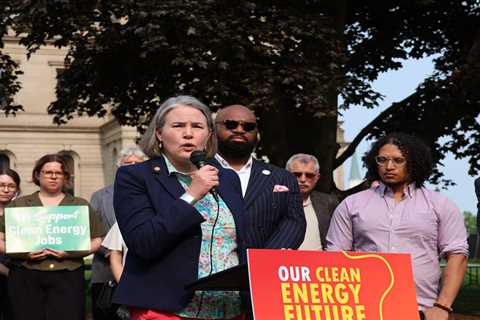 Lawmakers, advocates tout environmental and economic benefits of renewable energy bills ⋆