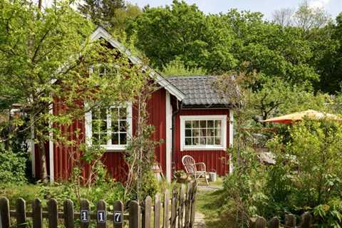 This Tiny Swedish Cottage is a Excellent Summer time Oasis!