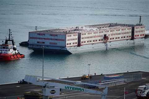 Barge that houses 500 asylum seekers arrives in Dorset after gov wins fight with Lords over..