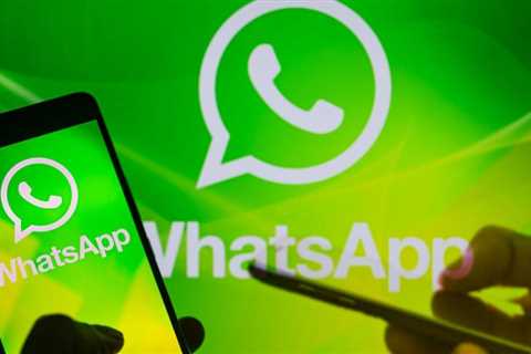 A group of Wall Street banks have been fined $549 million for using WhatsApp and other messaging..