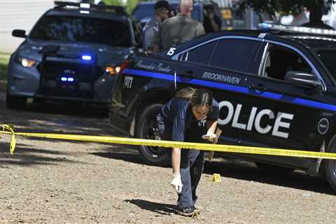 2 Mississippi officers die in shootout;  Suspect in custody