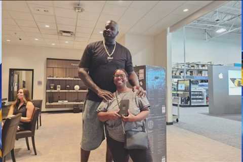 Shaq surprises woman with phone in Lafayette Best Buy