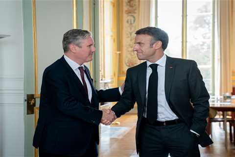 Sir Keir Starmer Meets French President Macron to Discuss Ripping Up Rishi's Brexit Deal