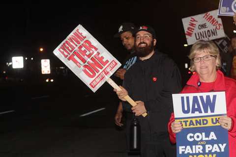 Decline of wages, jobs and Detroit Three market share fuel UAW strike ⋆