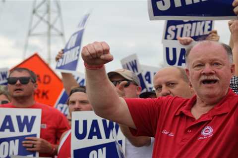 UAW announces tentative deal with Stellantis, expands strike against GM ⋆