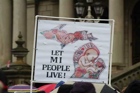 Anti-abortion protesters gather at Michigan Capitol as lawsuit is filed to overturn Proposal 3 ⋆