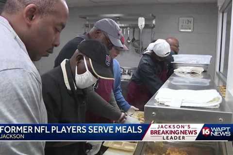 Former NFL players serve holiday lunch