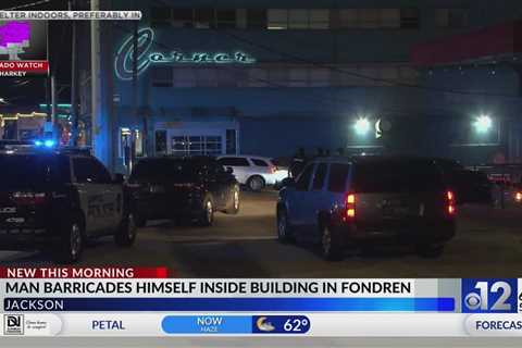 Man barricades himself inside Fondren building