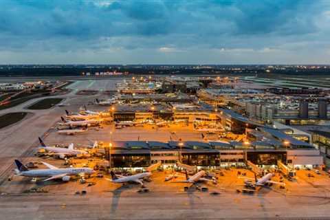 Houston airports hit hard by winter storm: Hundreds of flights canceled and delayed ✈️