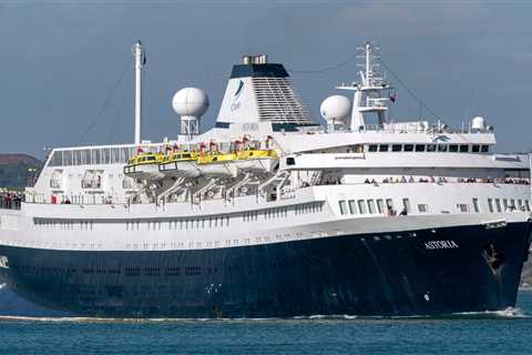 World’s oldest cruise survived pirate siege & crash but was STILL used for 70 years before disaster ..