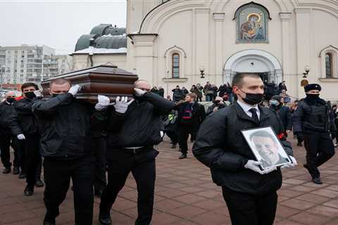 Alexei Navalny funeral surrounded by security but thousands of Russians attend