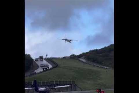 Crazy Plane Landing In High Winds