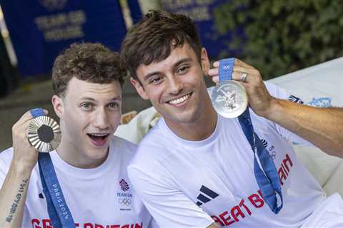 Tom Daley Shows Sweater He Knitted During Paris Olympics: Video – Hollywood Life