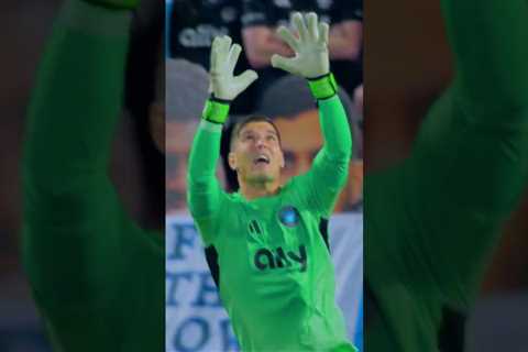 We love our 𝐛𝐫𝐢𝐜𝐤 𝐰𝐚𝐥𝐥 🧤🧱 #goalie #goalkeeper #mls #croatian #brickwall #soccershorts